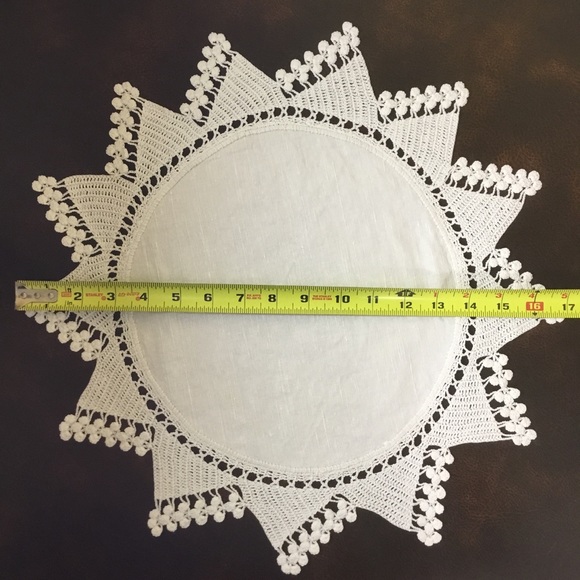 Vintage Round Centerpiece Tablecloth Doily Dresser Scarf Display Vase Table Lamp - Picture 4 of 4